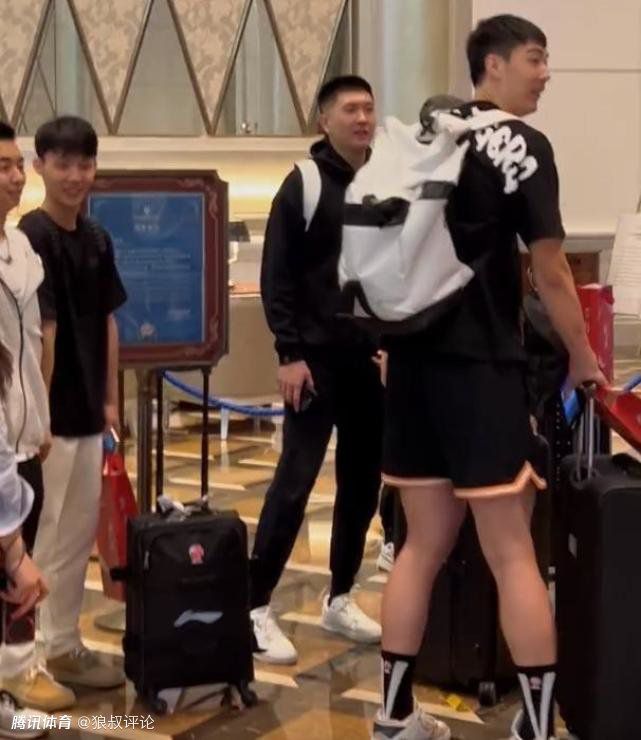 上次叶辰引雷劈死于静海，确实是吓住了不少人，被很多人奉为玄学大师，不过，叶辰当时刻意诱导了一下宋婉婷，告诉宋婉婷自己那只是凑巧，毕竟常人怎么可能号令天雷。